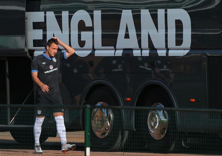blødt.  John Terry og England bør ikke få problemer med at vinde aftenens kamp mod Moldova, selv om englænderne er ramt af flere afbud. 