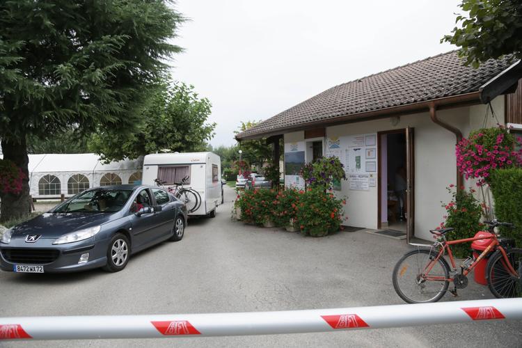 Den dræbte familie boede på en campingplads ved Annecy-søen i det sydøstlige Frankrig, da de blev dræbt af en ukendt gerningsmand onsdag. 