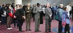underskud. Der skal mindst skabes 150.000 nye job om måneden i USA, hvis ledigheden skal falde. Her står ansøgere i kø på et jobmarked i Portland i marts. 