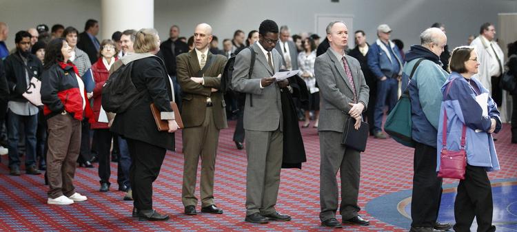 underskud. Der skal mindst skabes 150.000 nye job om måneden i USA, hvis ledigheden skal falde. Her står ansøgere i kø på et jobmarked i Portland i marts. 