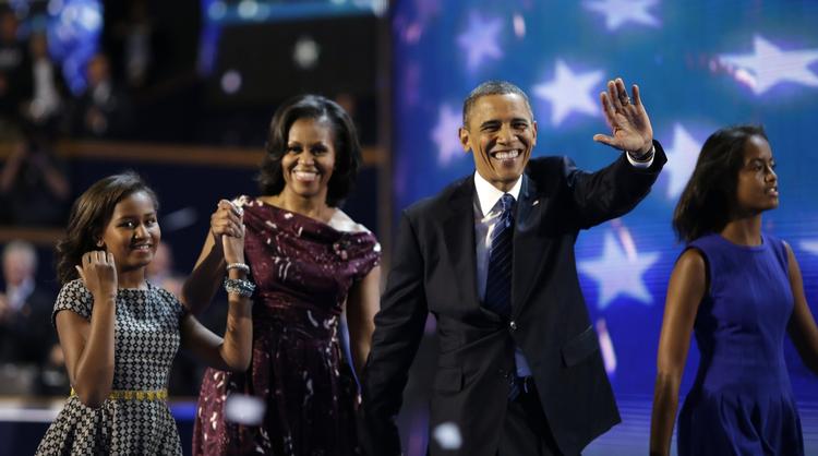 Middelkarakter. Barack Obama sluttede demokraternes partikongres i øredøvende hyldest fra tilskuerne, mens hans familie kom på scenen. Kommentatorne er knap så begejstrede. 