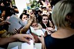 Udenfor. Trine Dyrholm mødes af autografjægere, der har printet gamle billeder af hende for at få dem signeret. 