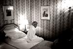 Alene - og sulten. Trine Dyrholm venter på, at hotellet bringer hende mad. 