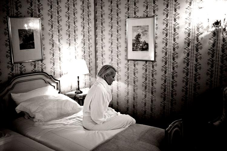 Alene - og sulten. Trine Dyrholm venter på, at hotellet bringer hende mad. 