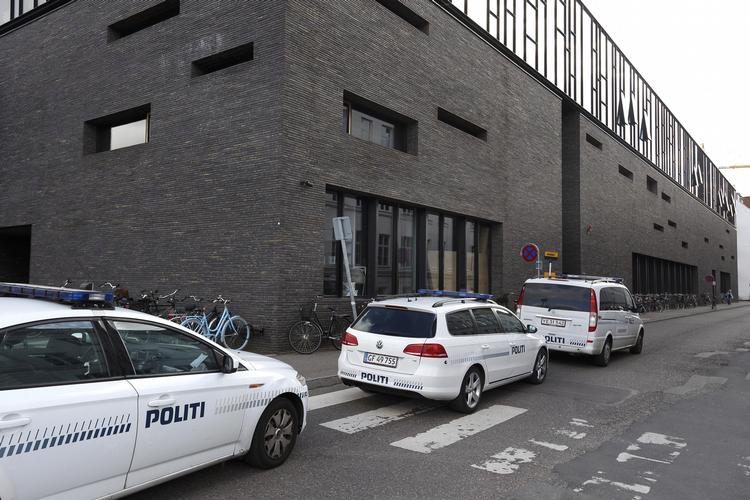 teatermiljø. Billede fra ulykken i september, da en scenevæg i Skuespilhuset væltede ned over skuespiller Søren Sætter Lassen. Ikke det eneste brud på sikkerhedsreglerne på landets teatre viser det sig. 