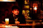 Nyt. Madame Chu's coctailbar leder tankerne hen på Saigon, Shanghai, et asiatisk bordel eller en opiumshule. 