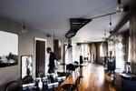 Udfordrende. Det er slut med 'pæne' malerier på væggene hos restaurant Kokkeriet. Nu er der latex og nylonstrømper på vægge og i loft. 