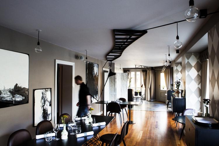 Udfordrende. Det er slut med 'pæne' malerier på væggene hos restaurant Kokkeriet. Nu er der latex og nylonstrømper på vægge og i loft. 