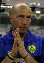 bøde. Træner i  Al-Nasr, Walter Zenga, er blevet straffet for fornærmende bemærkninger til en journalist efter en kamp sidste år. 