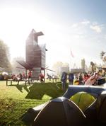 Teltarealerne udvides, der bygges nyt klokketårn og der etableredes ladestationer og nye mødesteder på de grønne arealer.  Illustration af Mir AS, Architecture by Fantastic Norway AS. 