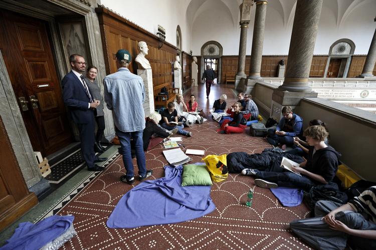 BOLIGMANGEL. En gruppe utilfredse studerende slår lejr foran døren til Københavns overborgmester Frank Jensens dør, fordi de ikke føler, borgmesteren tager tusindvis af studerendes boligmangel alvorligt nok. 