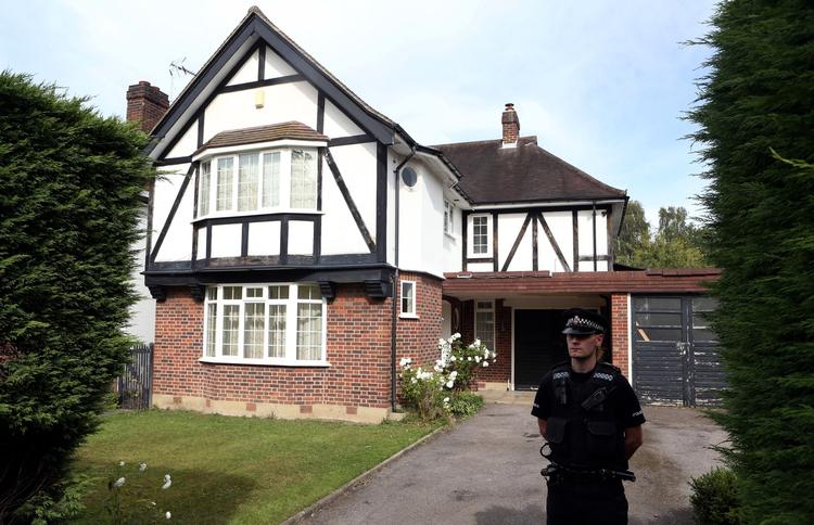 Hjem. Her i Claygate i Surrey boede Saad al-Hilli og hans familie. Al-Hilli, hans hustru og en kvinde, man formoder er hustruens mor, blev dræbt i de franske Alper. 