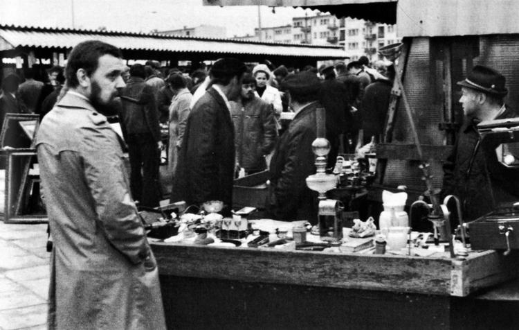 Incognito. Det smager vel altid lidt af agent, når Ole Stig Andersen her er fotograferet i Warszawa med skæg, pibe og cottoncoat. 