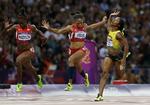 æreskrænkelse. USA's Tianna Madison (tv) misser bronzemedaljen på målstregen af OL-finalen i 100 meterløb. Men senere fik hun guld i stafetten og lagde sig ud med sine forældre. 