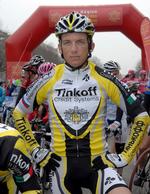 modangreb. Tyler Hamilton optrådte efter faldet fra tinderne for Tinkoff Credit Systems i 2007. 