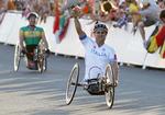 håndcykling. Alessandro Zanardi fejrer sin sejr og guldmedaljen ved OL i London. 