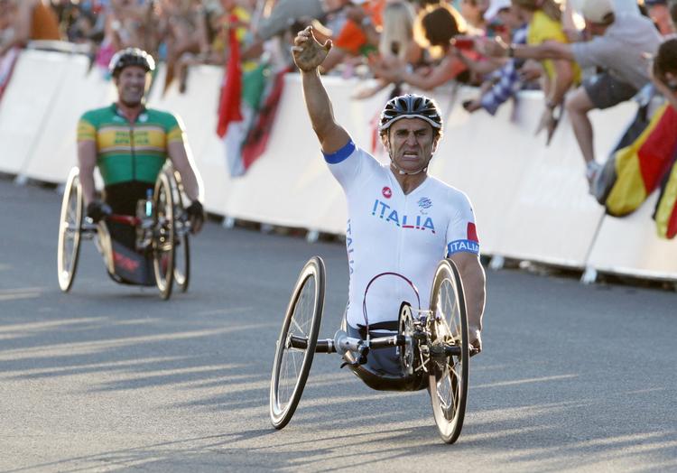 håndcykling. Alessandro Zanardi fejrer sin sejr og guldmedaljen ved OL i London. 