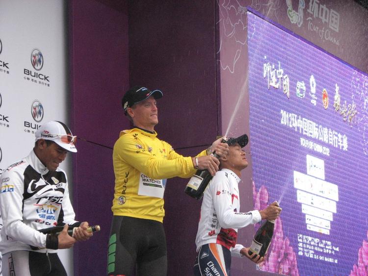 gult. Martin Pedersen (midt) fejrer den samlede føring i Tour of China på behørig vis. 