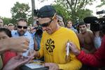heksejagt? Lance Armstrong giver autografer til andre deltagere i et løb, han gennemførte i Montreal 29. august, efter amerikaneren er blevet omfattet af en generel udelukkelse fra organiseret idræt. 