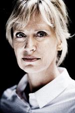 Forsker. Teksterne i 'At leve / At tænke / At se' er skrevet i årene 2006-2011. Af essays på dansk er tidligere udkommet samlingen 'En bøn for Eros' (2006) samt 'Kvinden der rystede eller Historien om mine nerver' (2009). 