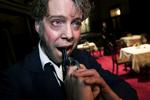 Såret. Skuespilleren Søren Sætter-Lassen, der her ses i scene fra 'Onkel Vanja' på Det Kg. Teater, kom galt af sted, da en scenevæg væltede ned over ham. 