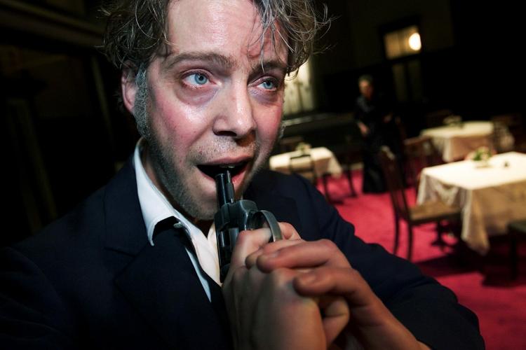 Såret. Skuespilleren Søren Sætter-Lassen, der her ses i scene fra 'Onkel Vanja' på Det Kg. Teater, kom galt af sted, da en scenevæg væltede ned over ham. 