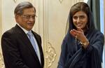 Håndslag. Indiens udenrigsminister SM Krishna (t.v.) hilser på sin pakistanske kollega Hina Rabbani Khar i dag. 