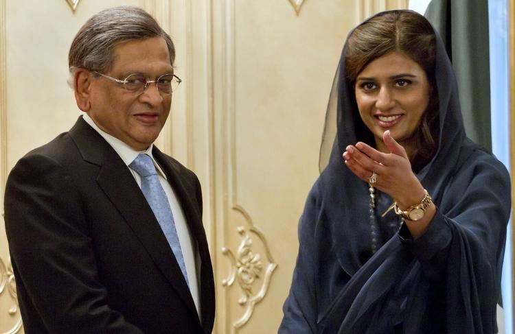 Håndslag. Indiens udenrigsminister SM Krishna (t.v.) hilser på sin pakistanske kollega Hina Rabbani Khar i dag. 