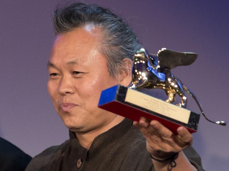 Vinder. Kim Ki-duk poserer med sin Guldløve. 