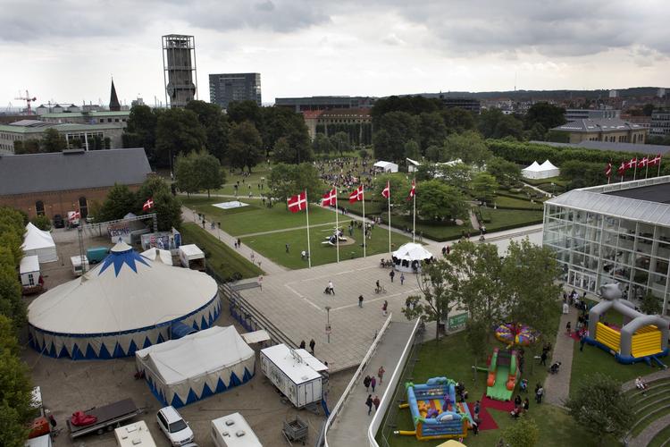 Rullegræs. Under Aarhus Festuge har gående sendt bilerne væk fra Frederiks Allé - nu er der politisk flertal for en permanent bypark. 