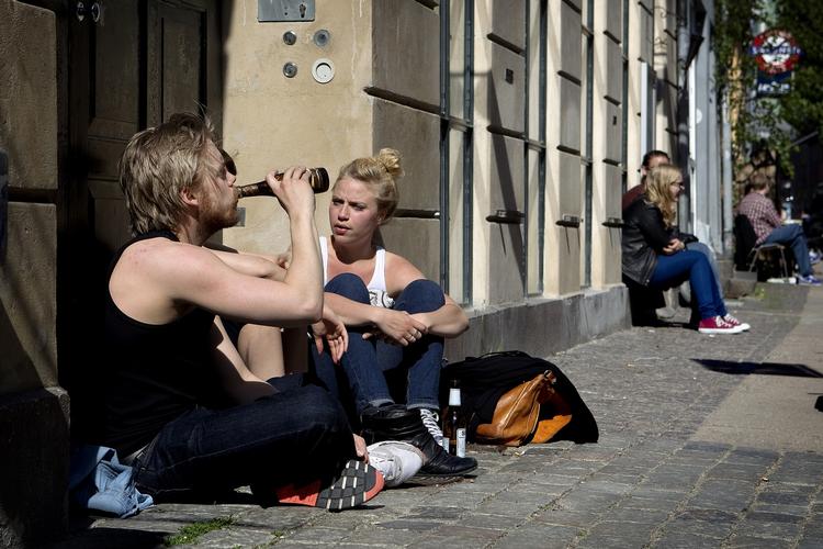 FERIEMÅNEDER. Særligt i august har der været gode muligheder for at drikke en øl i solen. De første to sommermåneder startede dog lidt koldere ud. 