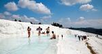 BADEBASSIN. Det er ganske fornøjeligt at bade i kalkbassinerne i Pamukkale, som er blandt Tyrkiets 11 seværdigheder på UNESCOs verdensarvs-liste. 
