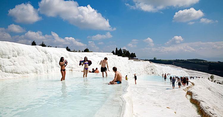 BADEBASSIN. Det er ganske fornøjeligt at bade i kalkbassinerne i Pamukkale, som er blandt Tyrkiets 11 seværdigheder på UNESCOs verdensarvs-liste. 