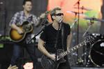 Protest. Nickelback med forsanger Chad Kroeger optræder her som pauseunderholdning under NFL-kampen mellem Detroit Lions og Green Bay Packers i november 2011. Før kampen havde 55.000 Lions-fans skrevet under på en protest mod, at Nickelback skulle optræde. 'Detroit har så mange fantastiske musikere, og så vælger de Nickelback' lød det på underskriftsindsamlingen. Nickelback kom dog alligevel og spillede 'When We Stand Together'. Deres optræden blev modtaget med lavmælte 'golfklap'. 