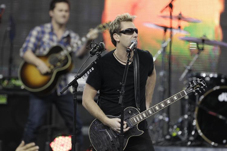 Protest. Nickelback med forsanger Chad Kroeger optræder her som pauseunderholdning under NFL-kampen mellem Detroit Lions og Green Bay Packers i november 2011. Før kampen havde 55.000 Lions-fans skrevet under på en protest mod, at Nickelback skulle optræde. 'Detroit har så mange fantastiske musikere, og så vælger de Nickelback' lød det på underskriftsindsamlingen. Nickelback kom dog alligevel og spillede 'When We Stand Together'. Deres optræden blev modtaget med lavmælte 'golfklap'. 