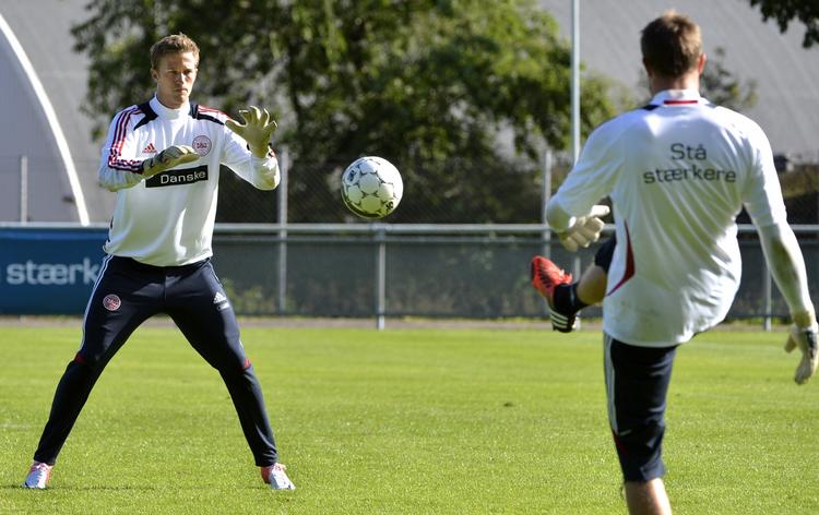 Træning. Lindegaard (t.v.) og rivalen Stephan Andersen i landsholdslejren i Helsingør. 
