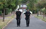 EVAKUERING. Politiet har evakueret det boligkvarter , hvor en dræbt britisk families hus ligger. 