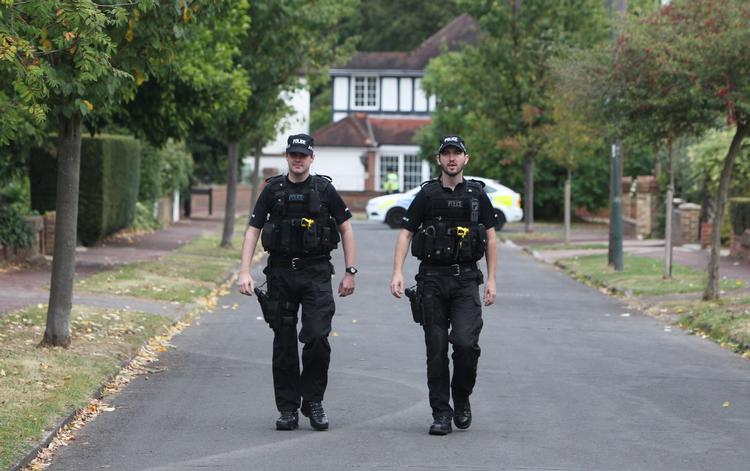 EVAKUERING. Politiet har evakueret det boligkvarter , hvor en dræbt britisk families hus ligger. 