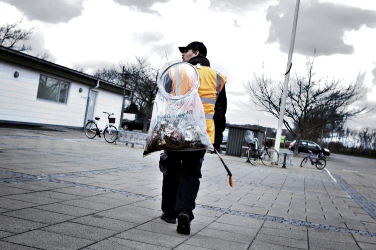 Kontanthjælp. Hvis man lever for andre menneskers penge, skal man tage de jobtilbud, der kommer, mener Jakob Engel-Schmidt. 