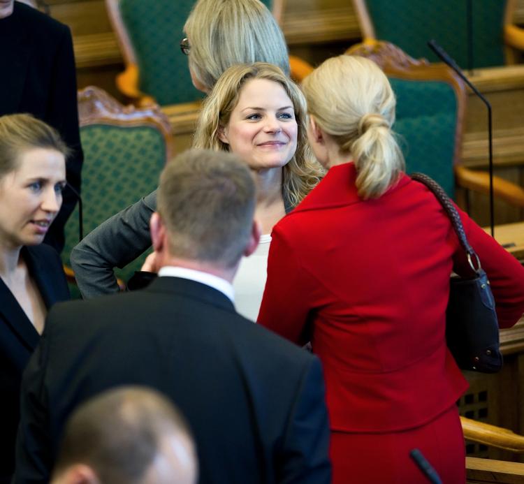 Vælgerflugt. Vælgerne siver ikke til blå blok, fordi de ønsker en mere blå politik. De smækker med døren, fordi de føler sig snydt, skriver politisk rådgiver for Enhedslisten. 