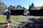 Ophævet. Politiet fortsætter afspærringen af familien al-Hillis hus i Surrey uden for London, men har ophævet en udvidet spærring af området. 