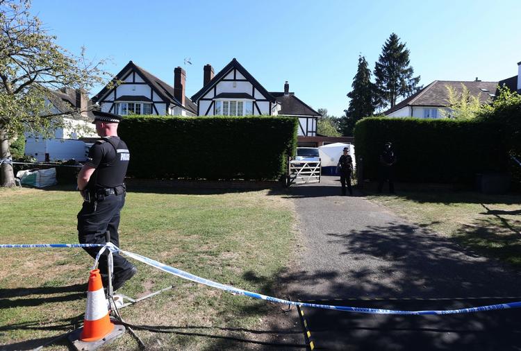 Ophævet. Politiet fortsætter afspærringen af familien al-Hillis hus i Surrey uden for London, men har ophævet en udvidet spærring af området. 