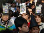 eufori. Apple-fans har det med at gå amok, når der kommer nyt isenkram på gaden. Billedet er fra oktober sidste år i Tokyo, da iPhone 4S blev sat på hylderne. 