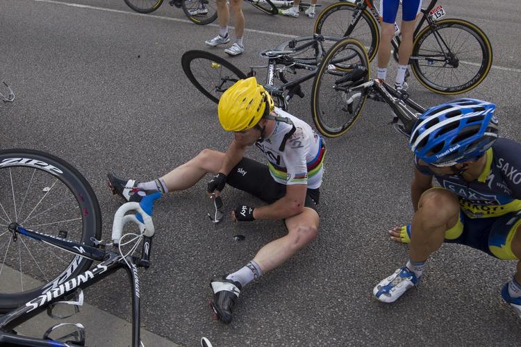 nede. Mark Cavendish under et styrt i årets Tour de France. Briten har ikke været heldig i afslutningerne på årets oplagte sprintafslutninger. 