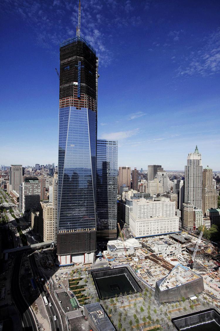 Nulstedet. Vinderen af  virkelighedens  internationale  konkurrence om  et World Trade Center Memorial blev offentliggjort i 2004. Han hedder Michael Arad, en israelsk-amerikansk arkitekt og jøde. Mindesmærket står i en mindelund for  foden af det ny  Freedom Tower, hvor to 30 meter dybe vandfald  aftegner de to  faldne tårne.  Arkivfoto: Mark Lennihan/AP 