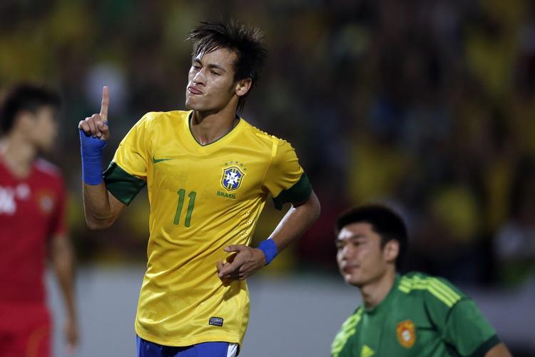 overbevisende. Med tre scoringer i sejren over Kina, gjorde Brasiliens nye stjerne, Neymar, sandsynligvis de europæiske storklubber endnu mere varme på talentet. 