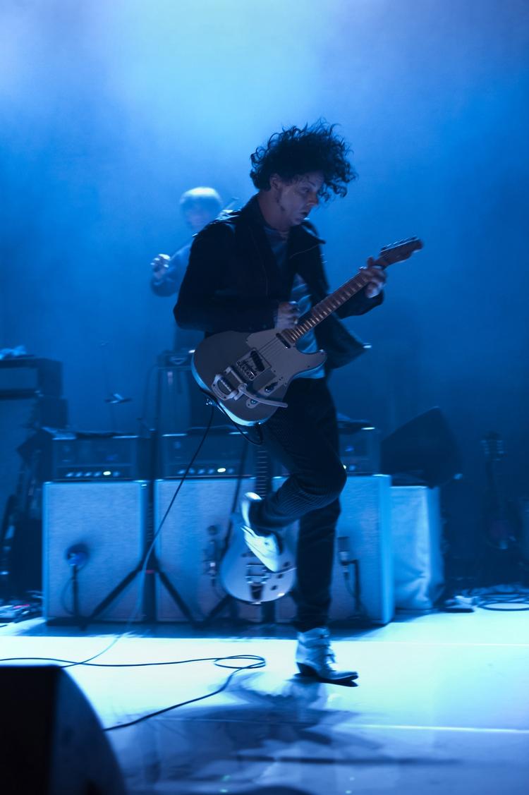Højt. Jack White var i sit skramlede, hektiske, støjende og hårdt rockende hjørne, hvor det gumpetunge og det sexede hamrer hovederne sammen, slår gnister og danser tæt. 