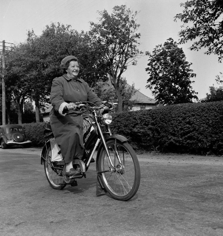 Knaldgodt. Da den kom frem i 1950'erne var dens navn 'cykel med hjælpemotor'. Det noget mere mundrette 'knallert' blev først hvermandseje et stykke tid senere. 