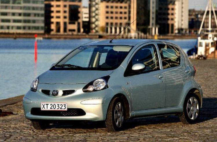 Snyd. Da Toyota i en annonce skrev at man kunne få 18.000 kroner for sin brugte bil ved at købe en ny, blev det ikke fortalt, at tilbuddet kun gjaldt en dyr udgave af den Aygo, der optrådte i annoncen. 