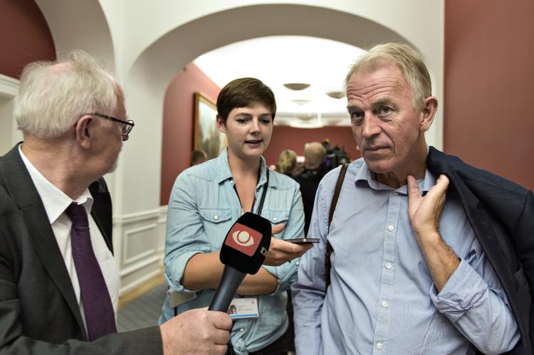 Formandsvalg. Afgående SF-formand opfordrer sine partifæller til at tage den med ro, når de hører rygter i forbindelse med valget af ny formand. 